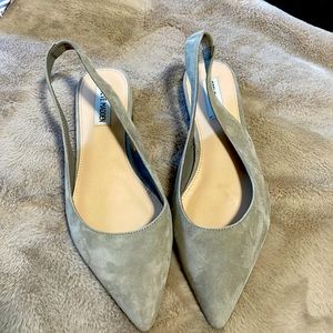 Only worn once Steve Madden grey suede flats. Comfortable and cute!